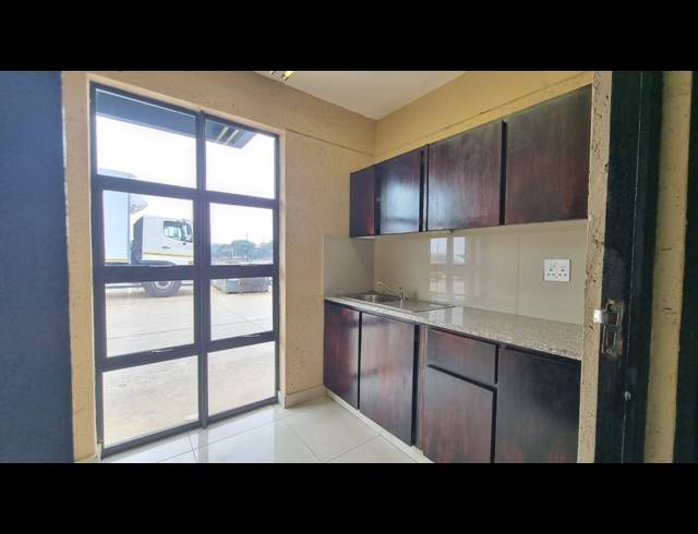 712M² WAREHOUSE TO LET IN POMONA